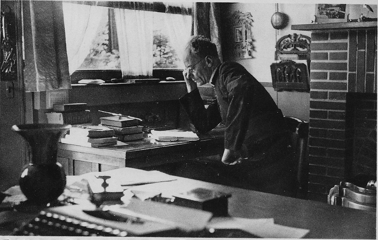 Professor Paul Bouts in zijn studeerkamer