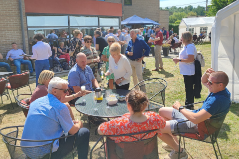 Feest in de tuin van meetingcentrum Eenheid
