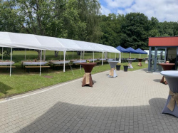 Terras met tenten meetingcentrum Eenheid