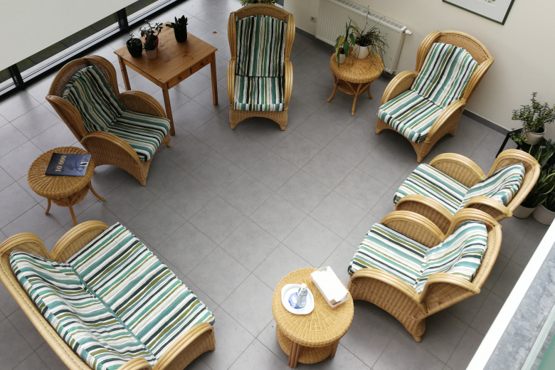 verschillende zithoeken verspreid over het hele gebouw